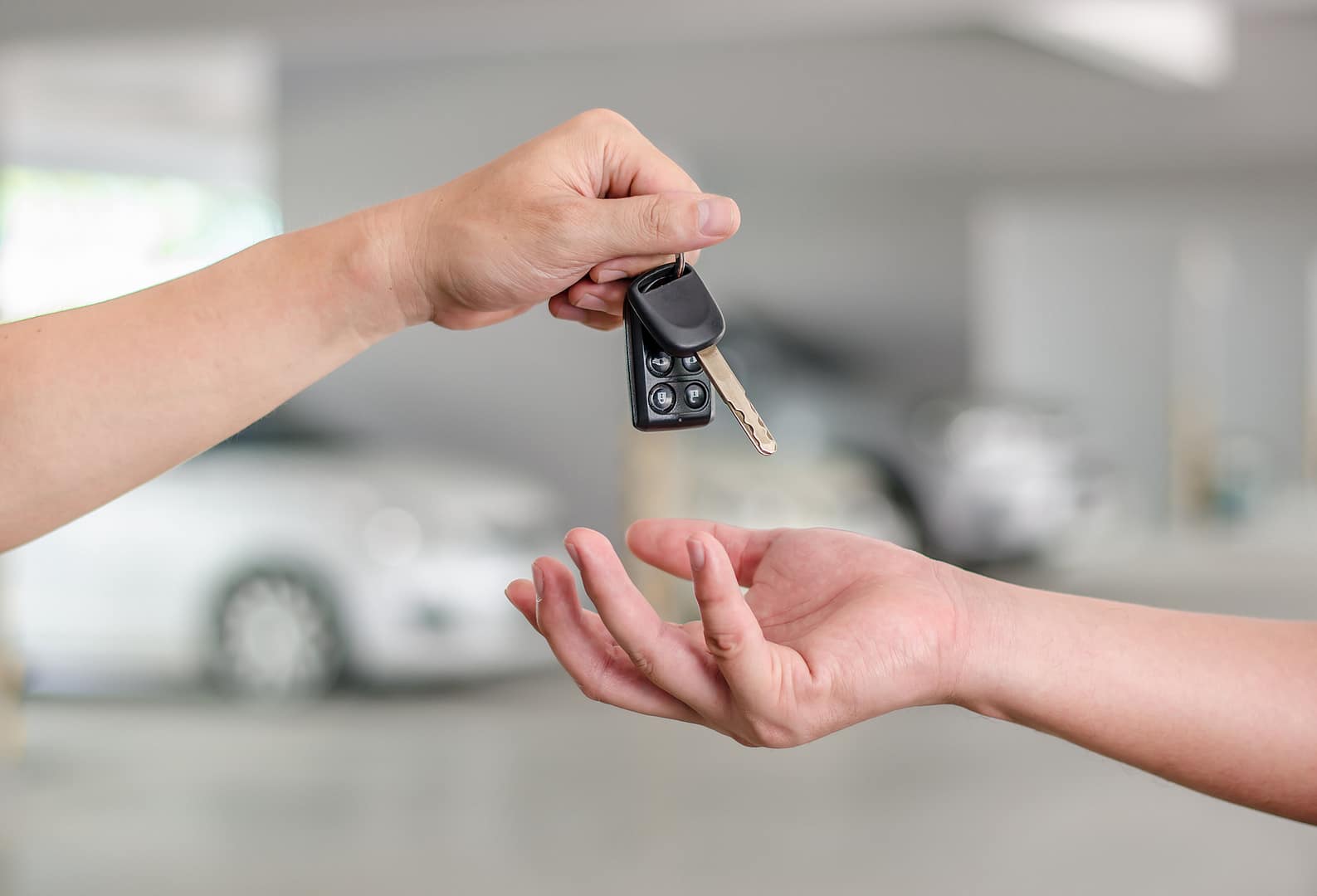 Car Finance Newcastle: Dealer vs Broker, Private Sales and Remote Applications 2 Seller handing car keys to a buyer in a private car sale